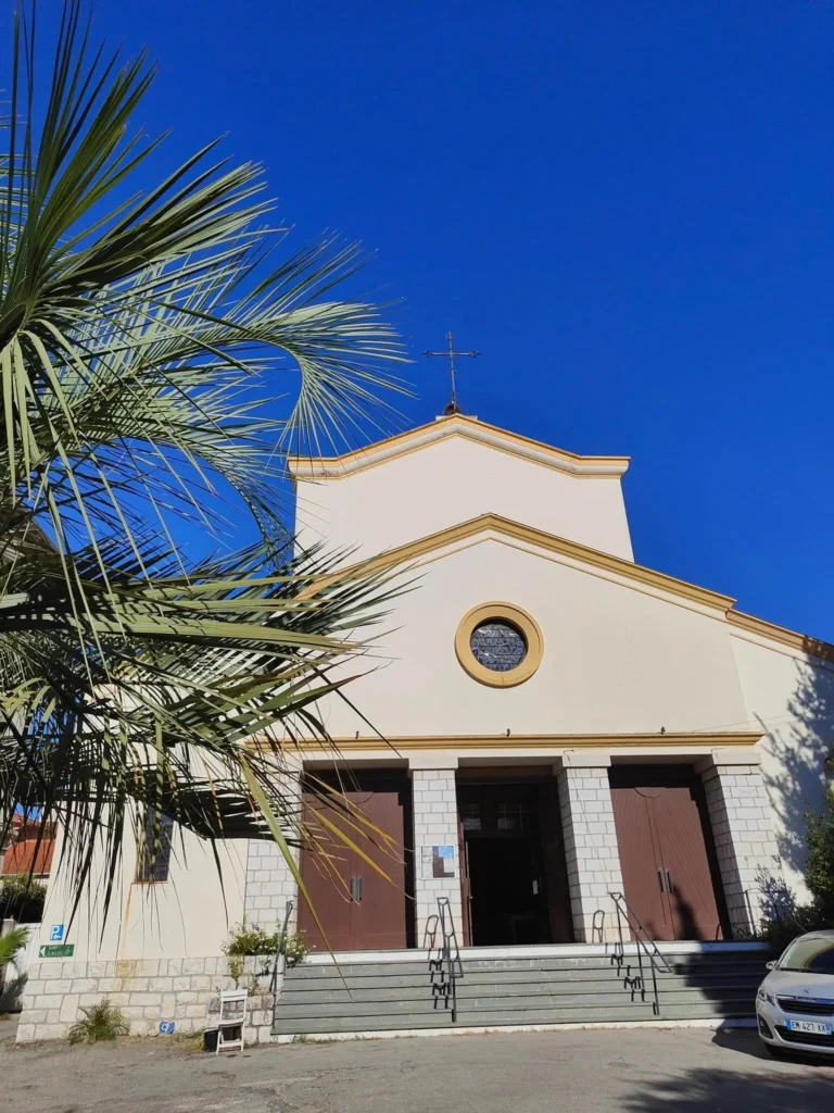 Façade de l'église Notre-Dame de la Pinède à Juan-les-Pins sous le soleil de la Côte d'Azur.