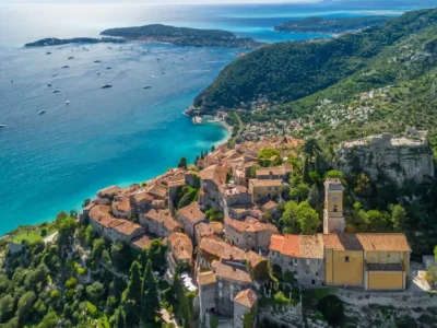 Vue aérienne du village d’Èze offrant un panorama spectaculaire sur l’océan