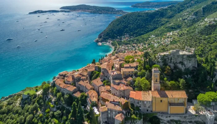 Vue aérienne du village d’Èze offrant un panorama spectaculaire sur l’océan