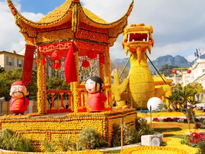 Sculpture monumentale d'un dragon impérial et d'un temple chinois réalisés en citrons et oranges à la Fête du Citron de Menton.