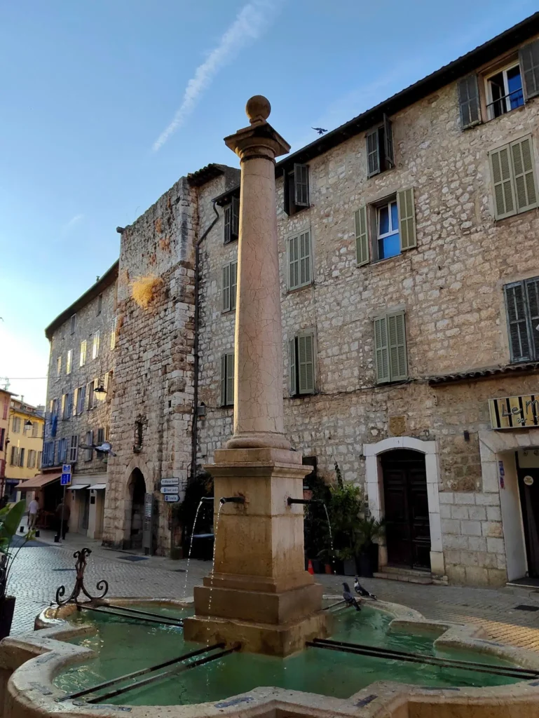 Véritable emblème de la place du Peyra, cette fontaine historique est le point de départ idéal pour une flânerie dans le dédale des ruelles vençoises. @jeanpaul