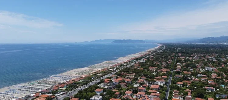 Ville de Forte dei Marmi qui se traduit par Fort de Marbres.