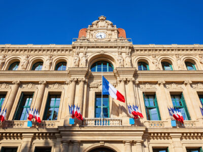 Façade de l’Hôtel de Ville de Cannes près du Vieux Port et du Suquet