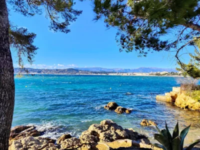 Les eaux cristallines de Juan-les-Pins, une invitation au farniente et aux plaisirs nautiques au cœur de la Riviera.
