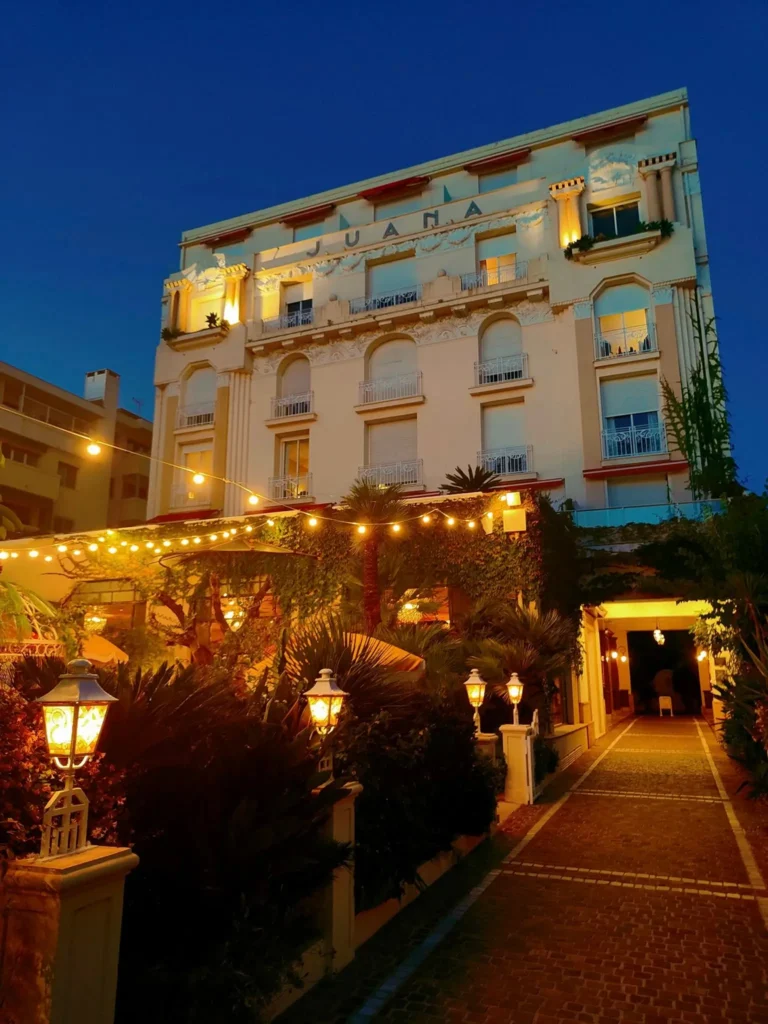 Façade historique de l'Hôtel Juana à Juan-les-Pins, chef-d'œuvre de l'architecture Art Déco face à la Pinède Gould.