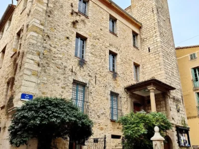 Au cœur de l'histoire et de la vie locale. L'ancienne Mairie, un point de repère incontournable pour comprendre l'organisation et le charme de Valbonne.