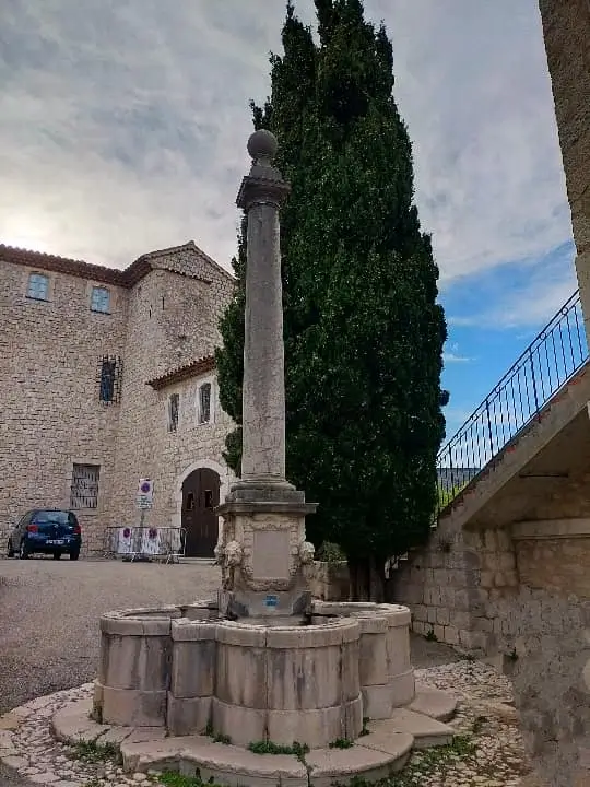Fontaine historique en pierre à l'entrée du village de Gourdon, érigée en 1852 en mémoire de Jean-Louis Cavalier.