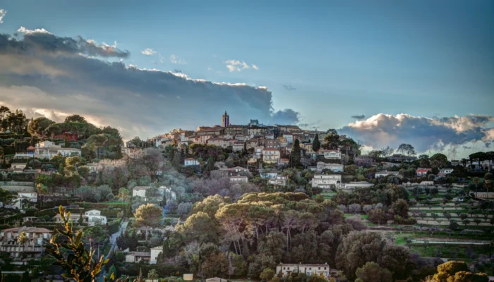 Vieux Village de Mougins, vue panoramique du centre historique perché sur une colline, toits en tuiles et cyprès.