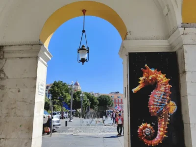 En plein centre ville, la ou l'effervescence de Nice se fait sentir. Sous les arcades, pres de la place Massena, vous pouvez y retrouver les oeuvres de l'artiste Artmor1