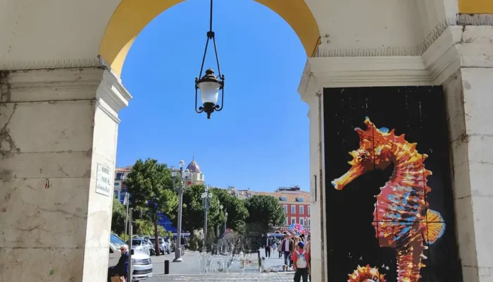 En plein centre ville, la ou l'effervescence de Nice se fait sentir. Sous les arcades, pres de la place Massena, vous pouvez y retrouver les oeuvres de l'artiste Artmor1