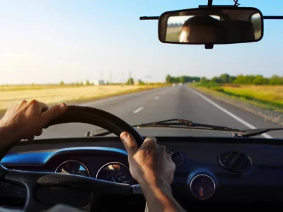 Conducteur professionnel au volant, respectant le Règlement CE n°561/2006 sur les temps de conduite et de repos