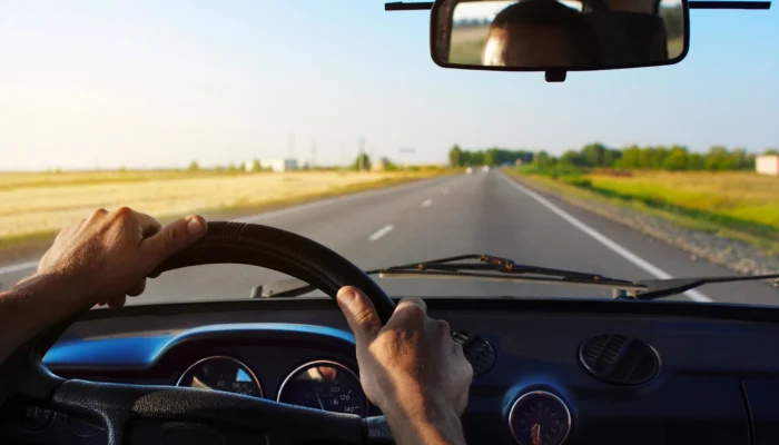 Conducteur professionnel au volant, respectant le Règlement CE n°561/2006 sur les temps de conduite et de repos