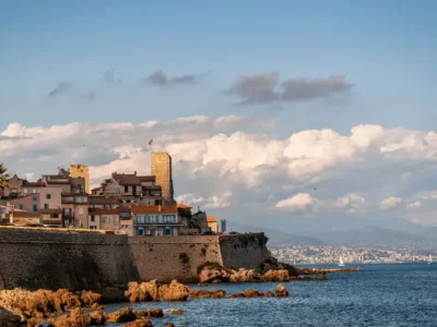 Antibes, joyau historique de la Côte d'Azur, se déploie entre ciel azur et mer scintillante.
