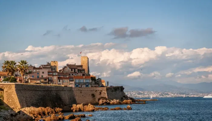 Antibes, joyau historique de la Côte d'Azur, se déploie entre ciel azur et mer scintillante.
