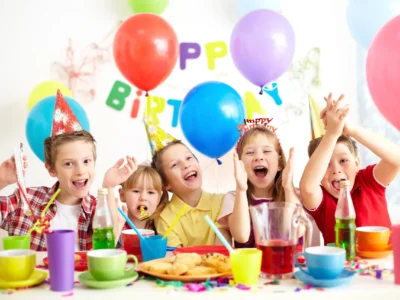 Anniversaire enfant avec décoration colorée et ses amis autour