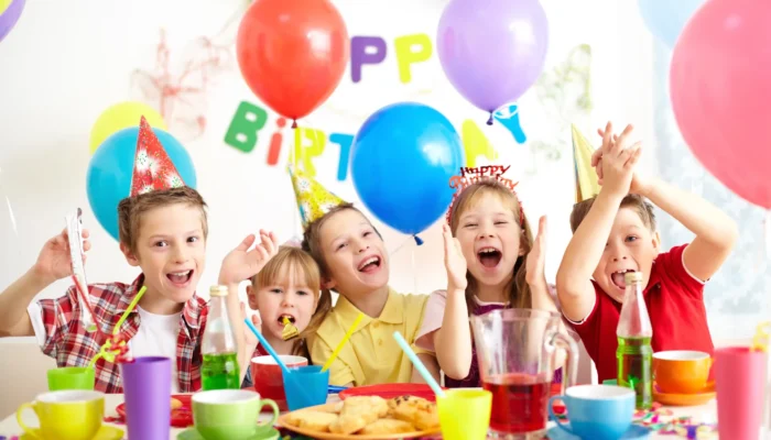 Anniversaire enfant avec décoration colorée et ses amis autour