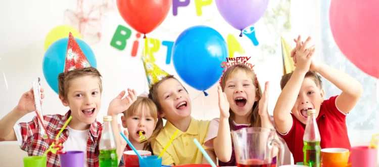 Anniversaire enfant avec décoration colorée et ses amis autour
