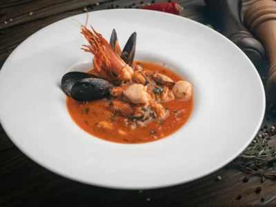 Bouillabaisse traditionnelle servie dans un restaurant typique, spécialité emblématique de la cuisine Provence.