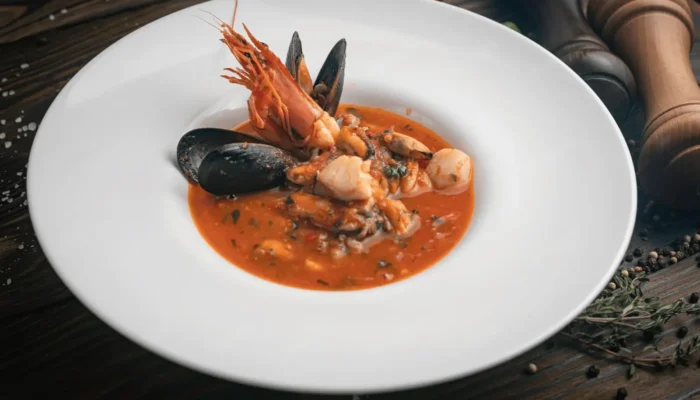 Bouillabaisse traditionnelle servie dans un restaurant typique, spécialité emblématique de la cuisine Provence.