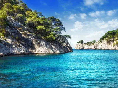Calanques de Cassis plongeant dans l’eau turquoise de la Méditerranée