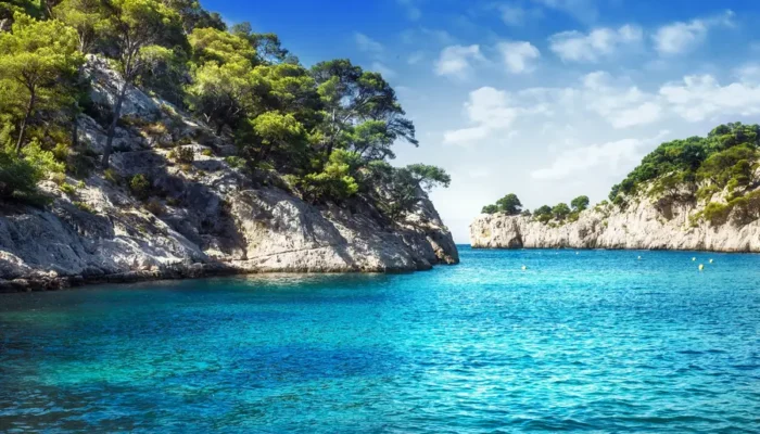 Calanques de Cassis plongeant dans l’eau turquoise de la Méditerranée