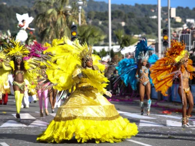 Carnaval de Nice, évènement Côte d’Azur incontournable avec danseuses et ambiance festive.