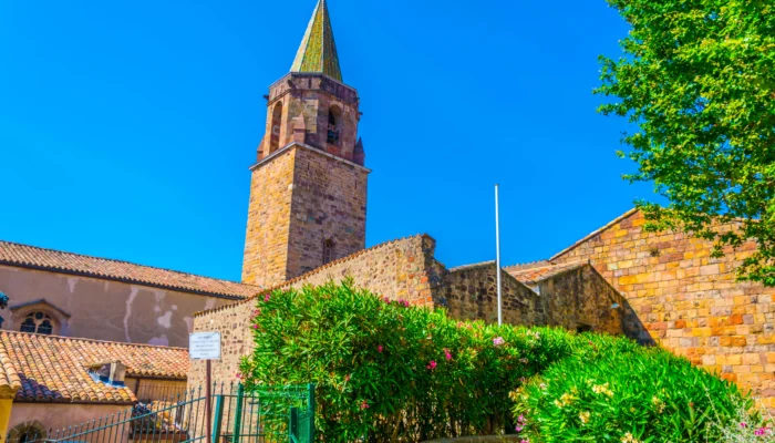Façade de la cathédrale Saint-Léonce à Visiter à Fréjus, joyau roman du centre historique