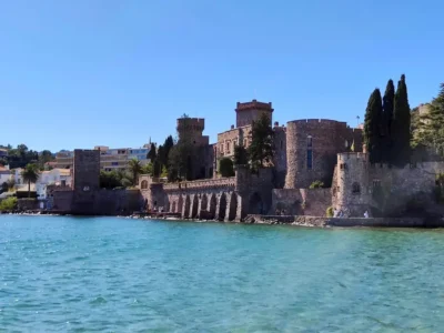 Château de La Napoule à Mandelieu, forteresse médiévale restaurée face à la mer Méditerranée.