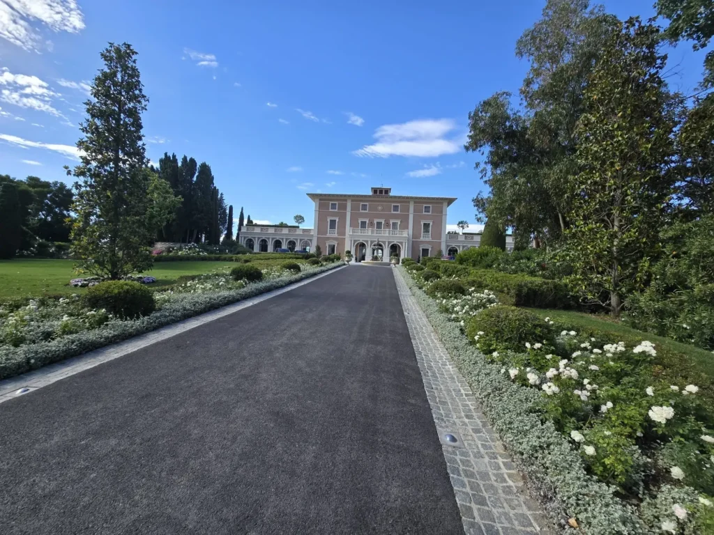 Le Château de La Croix des Gardes, tout au bout d'une allée goudronnée, parsemée de petites fleures blanches