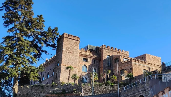 Château de Théoule-sur-Mer surplombant la Méditerranée, architecture Belle Époque et vue panoramique sur la baie de Cannes.