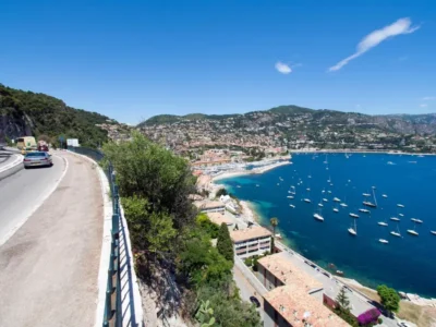 Découverte des villes emblématiques de la Côte d’Azur avec vues sur la mer et le patrimoine historique