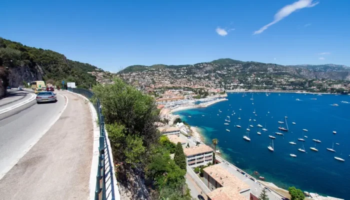 Découverte des villes emblématiques de la Côte d’Azur avec vues sur la mer et le patrimoine historique