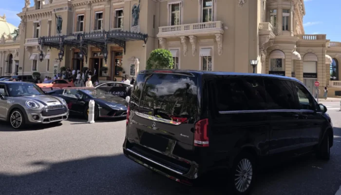 Mercedes Classe V devant un hôtel près du casino Monte Carlo pour une prestation de service de limousine