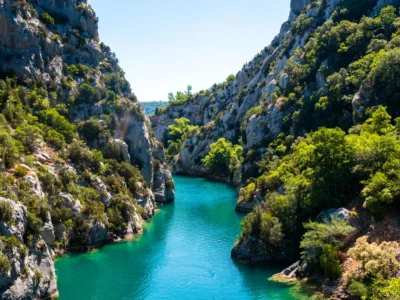 Couleur turquoise de la rivière dans les Basses Gorges du Verdon, entre falaises calcaires et nature sauvage