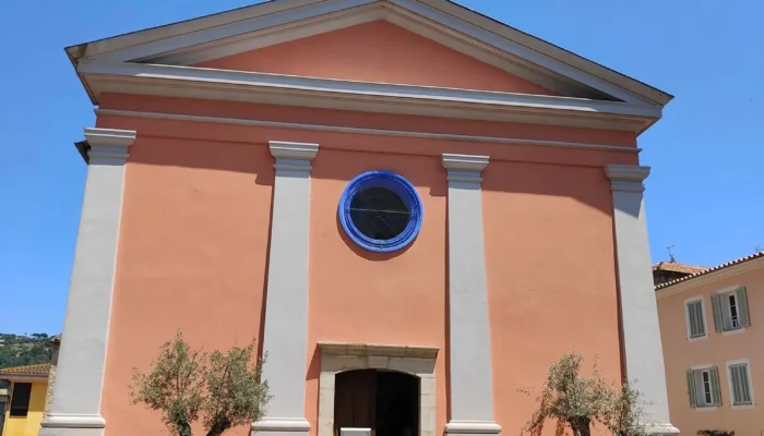Façade ocre et clocher de l'église Saint-André à Mouans-Sartoux, monument emblématique du village provençal construit au XVIIe siècle sur la Côte d'Azur. @jeanpaul 2025