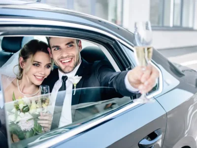 Couple de mariés élégants assis dans une limousine lors de leur mariage