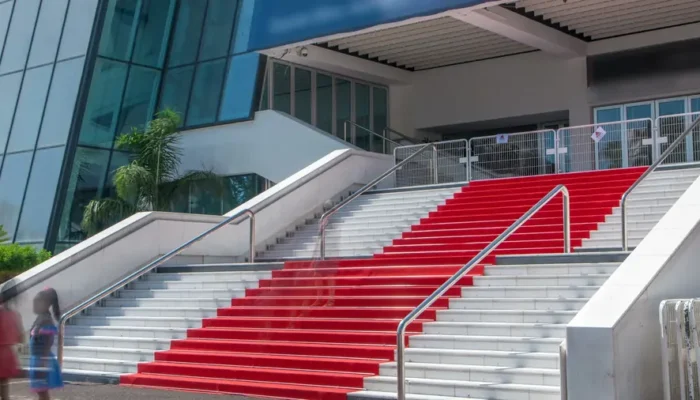 Façade du Palais des Festivals de Cannes avec ses 24 marches recouvertes du tapis rouge emblématique.
