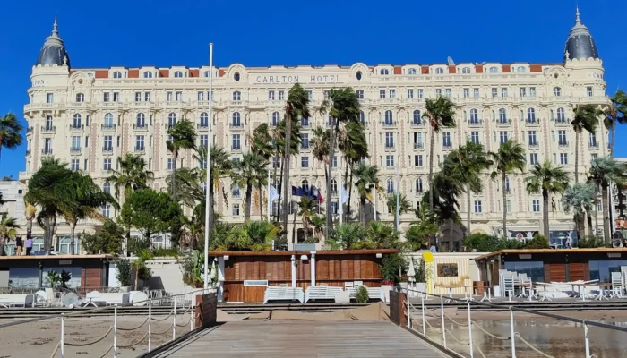 Hôtel Carlton Cannes façade croisette dômes emblématiques palace art déco