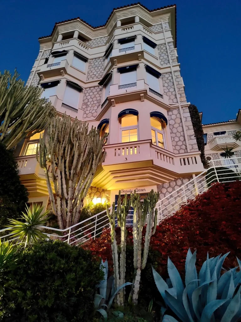 L'Hôtel Belles Rives, où l'esprit de Gatsby le Magnifique et des Années Folles continue de vibrer face à la Méditerranée.