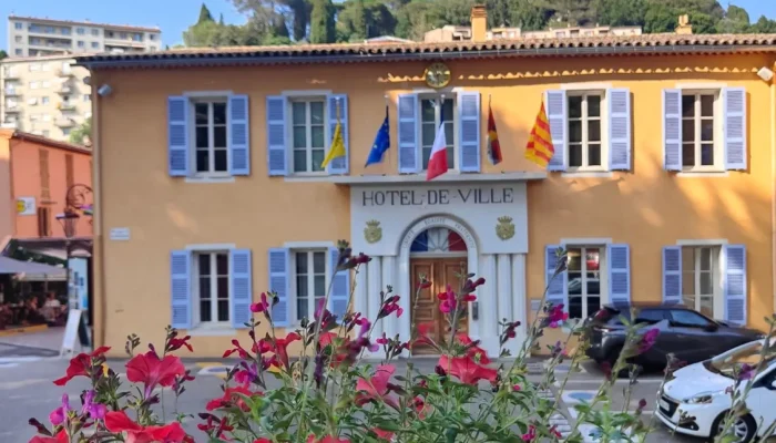 Façade de l'Hôtel de Ville de Villeneuve-Loubet, bâtiment emblématique du village médiéval situé entre Nice et Antibes, entouré de verdure méditerranéenne. @jeanpaul 2025