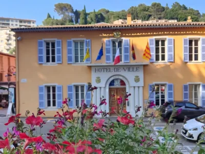 Façade de l'Hôtel de Ville de Villeneuve-Loubet, bâtiment emblématique du village médiéval situé entre Nice et Antibes, entouré de verdure méditerranéenne. @jeanpaul 2025
