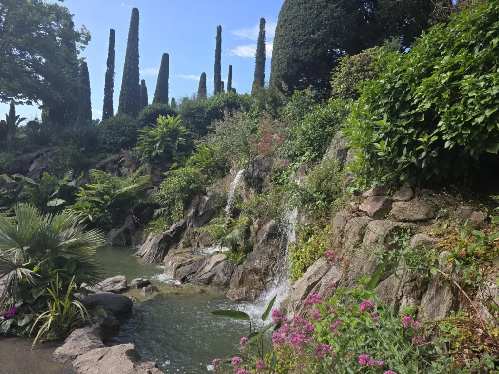 Le jardin du Château des Croix des Gardes décoré de divers types de plantes.