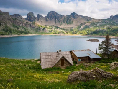 Lac d’Allos dans le Parc National du Mercantour, plus grand lac naturel d’altitude d’Europe entouré de montagnes