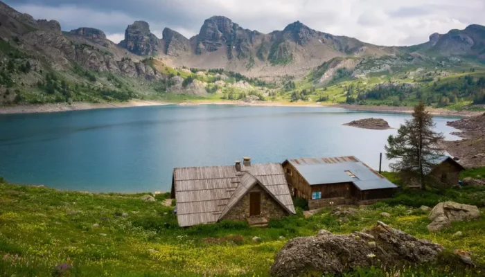 Lac d’Allos dans le Parc National du Mercantour, plus grand lac naturel d’altitude d’Europe entouré de montagnes