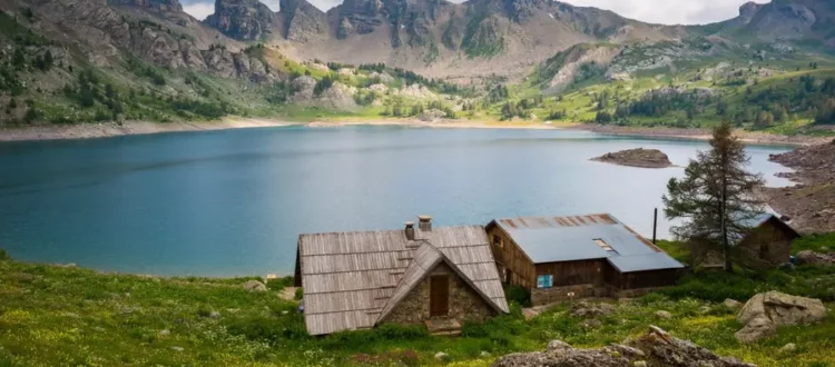Lac d’Allos dans le Parc National du Mercantour, plus grand lac naturel d’altitude d’Europe entouré de montagnes