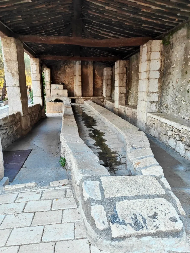 Le charme intemporel du Lavoir de Saint-Paul-de-Vence. Ce lieu, autrefois essentiel à la vie du village, est aujourd'hui une oasis de fraîcheur et de tranquillité. Un plongeon dans l'histoire de la Provence. @jeanpaul