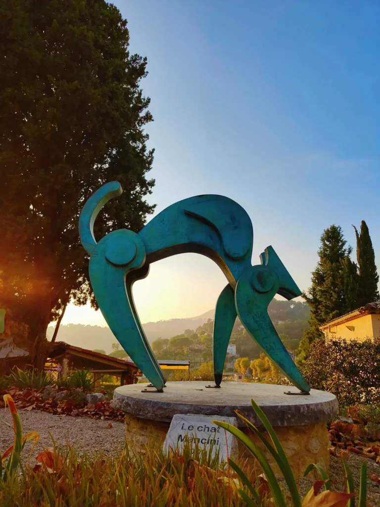Majestueux et énigmatique. La sculpture du Chat de Mancini est devenue une figure emblématique de l'art contemporain de la Riviera. @jeanpaul