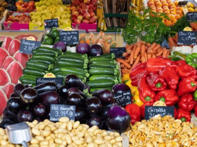 Étals colorés du marché Forville à Cannes, produits frais et spécialités provençales