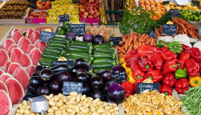 Étals colorés du marché Forville à Cannes, produits frais et spécialités provençales