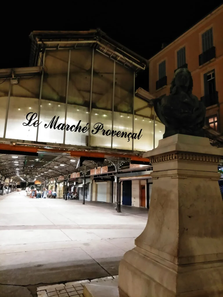 Halle métallique historique du marché provençal d'Antibes sur le cours Masséna, à proximité du musée Picasso. @jeanpaul 2025